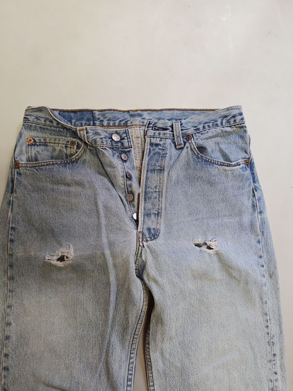 Levis with 2 signs on the front - long and slim